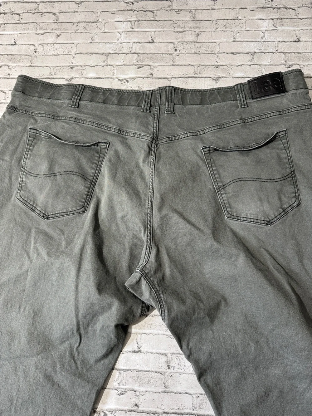 Lee mens 52x32 gray Athletic fit tapered leg extreme motion stretch jeans EUC